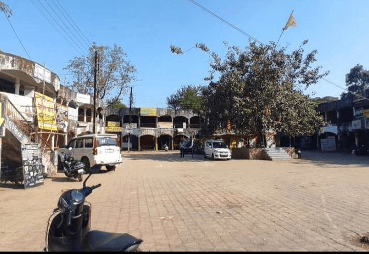 Unfurnished shop for rent in Nehru Chowk Bilaspur at Ganesh Chowk Market, 100 sqft first floor commercial space listed by owner on GoRentPe with low maintenance and prime business location.