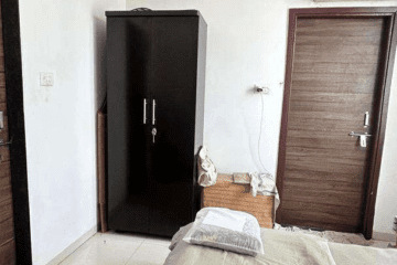 Room for rent in 2 BHK furnished flat for bachelors sharing, independent room available with parking in apartment