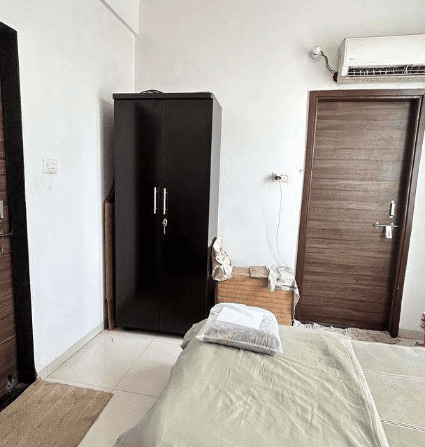 Room for rent in 2 BHK furnished flat for bachelors sharing, independent room available with parking in apartment