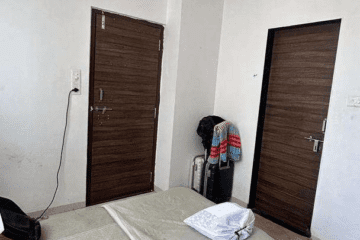Room for rent in 2 BHK furnished flat for bachelors sharing, independent room available with parking in apartment