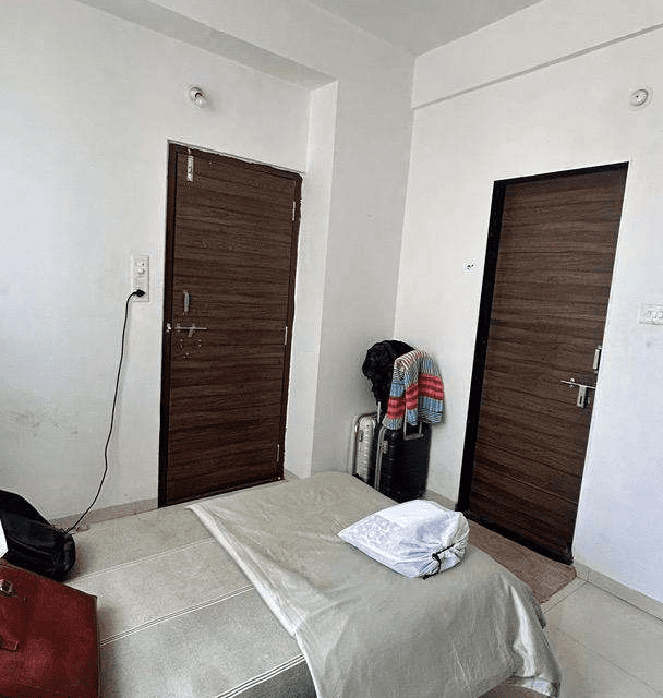 Room for rent in 2 BHK furnished flat for bachelors sharing, independent room available with parking in apartment