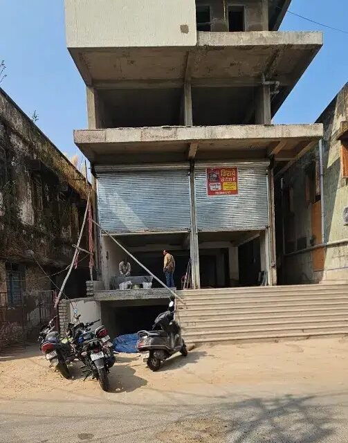 Commercial shops for rent in Juni Line Sadar Bazaar, 450 to 455 sqft semi-furnished retail space with parking available