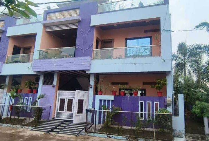 Fully furnished room for rent in Basant Vihar Gondwara Raipur with balcony, bed, wardrobe and rooftop access