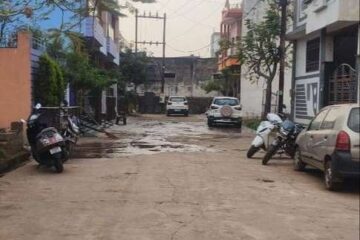 Fully furnished room for rent in Basant Vihar Gondwara Raipur with balcony, bed, wardrobe and rooftop access