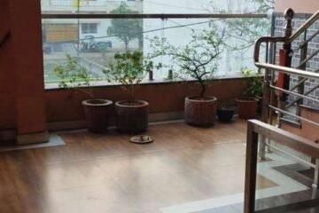 Fully furnished room for rent in Basant Vihar Gondwara Raipur with balcony, bed, wardrobe and rooftop access