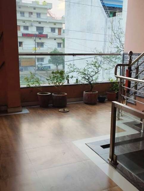 Fully furnished room for rent in Basant Vihar Gondwara Raipur with balcony, bed, wardrobe and rooftop access