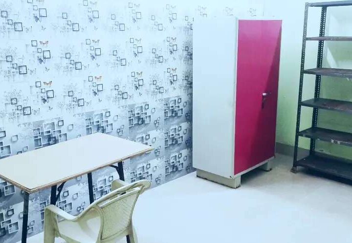 Boys PG room for rent in Sarkanda Chowk Bilaspur with attached bathroom, bed, study table, chair, fans, book racks and kitchen facility near Mahamaya Chowk