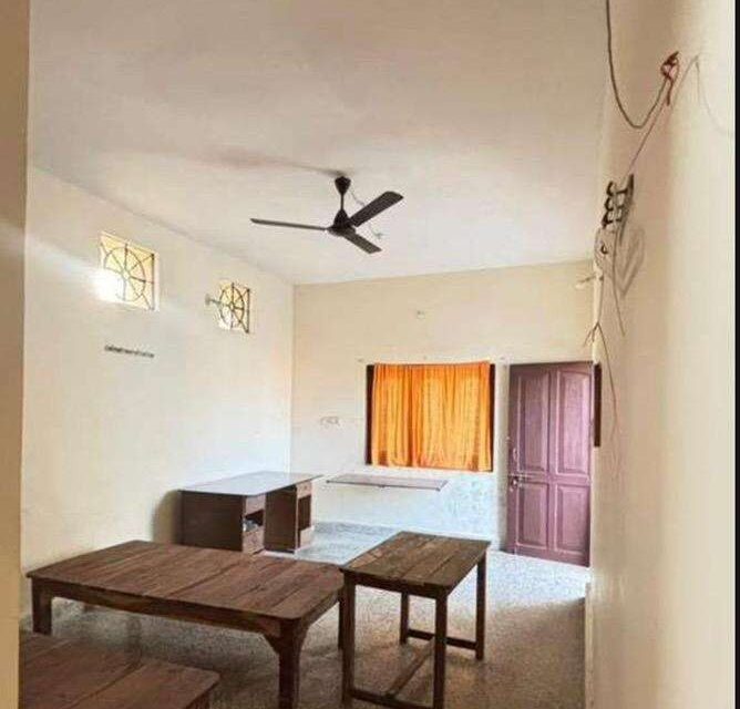 Furnished room for boys in Vinoba Nagar Bilaspur near Akshay Gurukul School 400 sqft builder floor rental