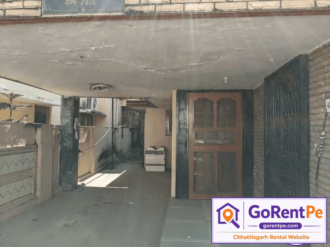 Spacious room with two beds available for rent in a 3 BHK individual house in Vinoba Nagar, Bilaspur, Chhattisgarh with parking and bachelor-friendly accommodation.