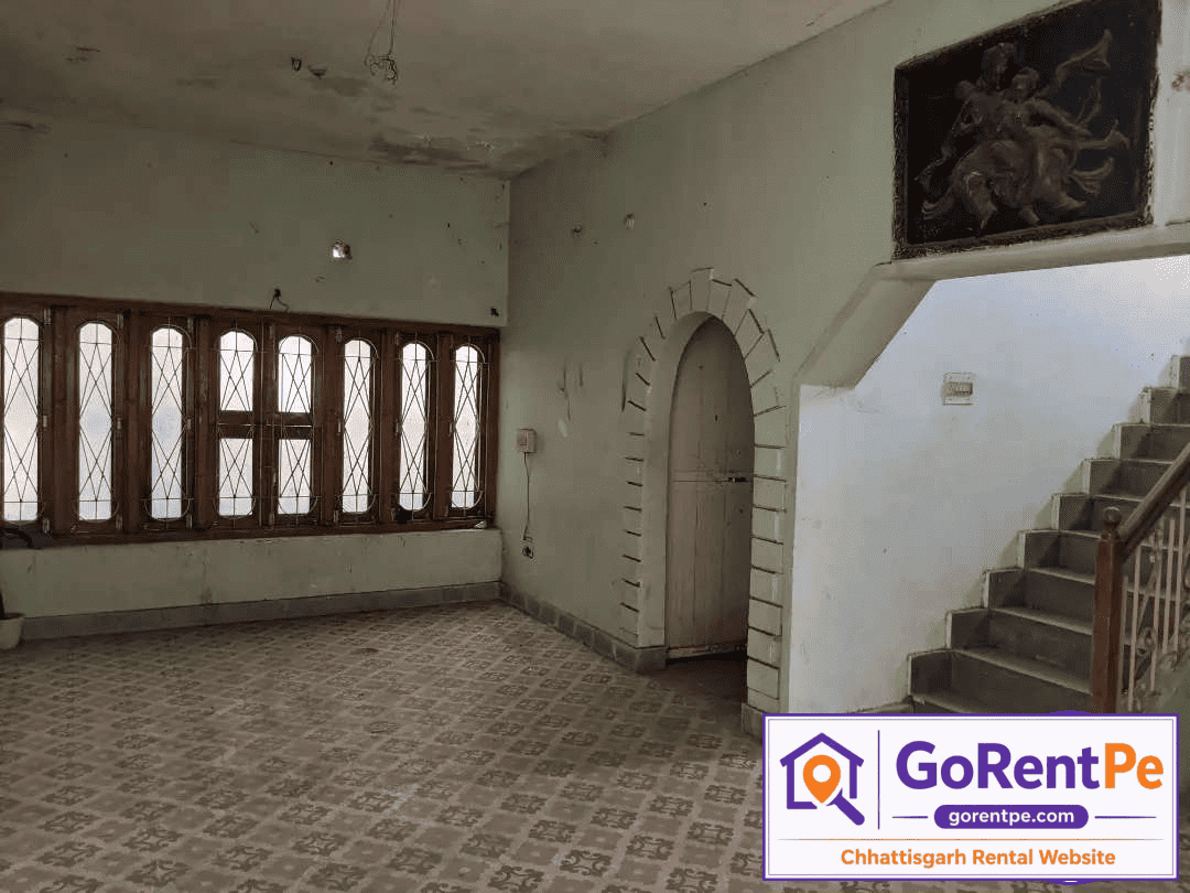 Spacious room with two beds available for rent in a 3 BHK individual house in Vinoba Nagar, Bilaspur, Chhattisgarh with parking and bachelor-friendly accommodation.