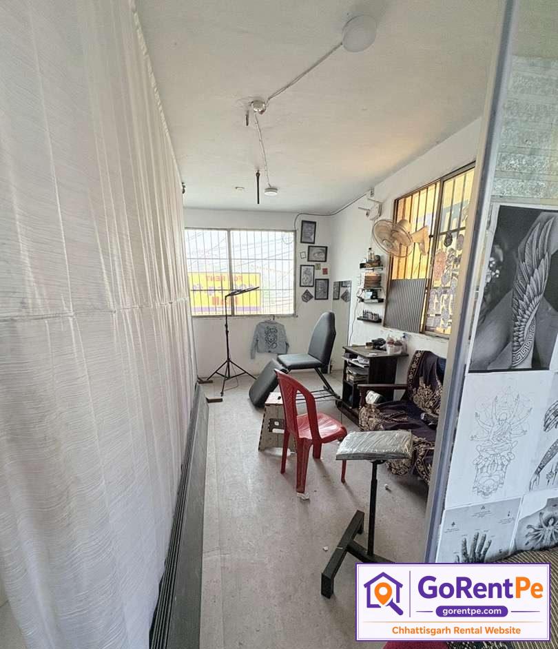 400 sq ft commercial hall for rent in Lakhe Nagar Main Chowk Raipur located on first floor with ground floor visibility suitable for office coaching institute clinic boutique consultancy and business use