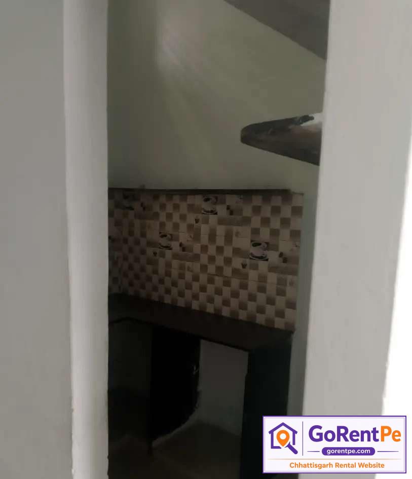 1 BHK unfurnished family flat for rent with 500 sq ft area on first floor