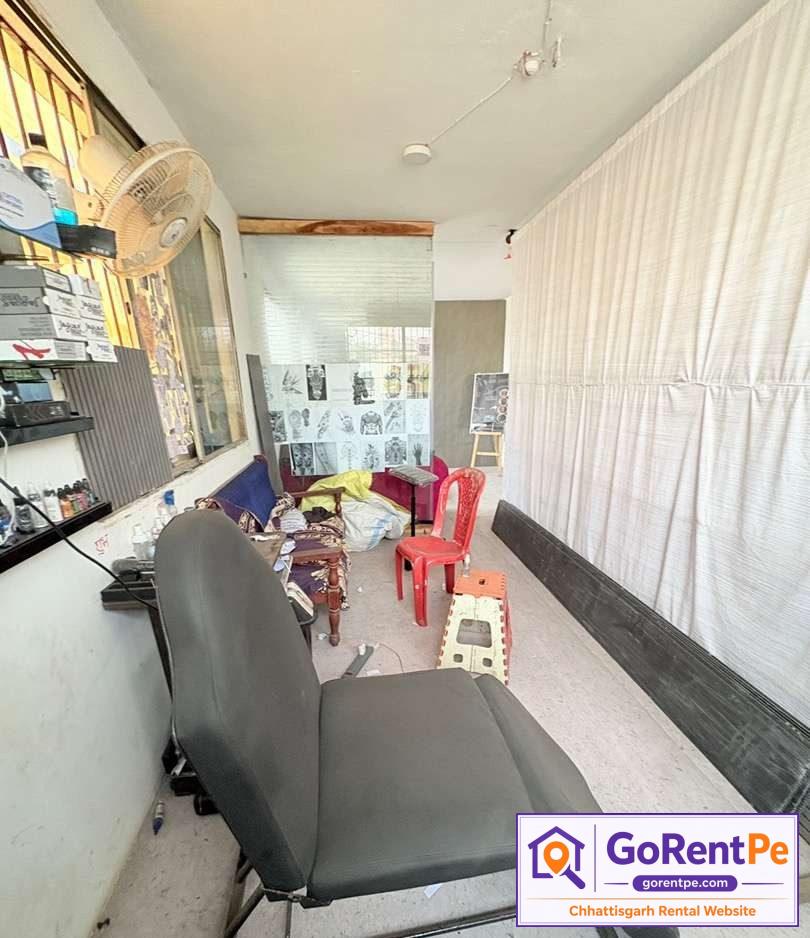 400 sq ft commercial hall for rent in Lakhe Nagar Main Chowk Raipur located on first floor with ground floor visibility suitable for office coaching institute clinic boutique consultancy and business use