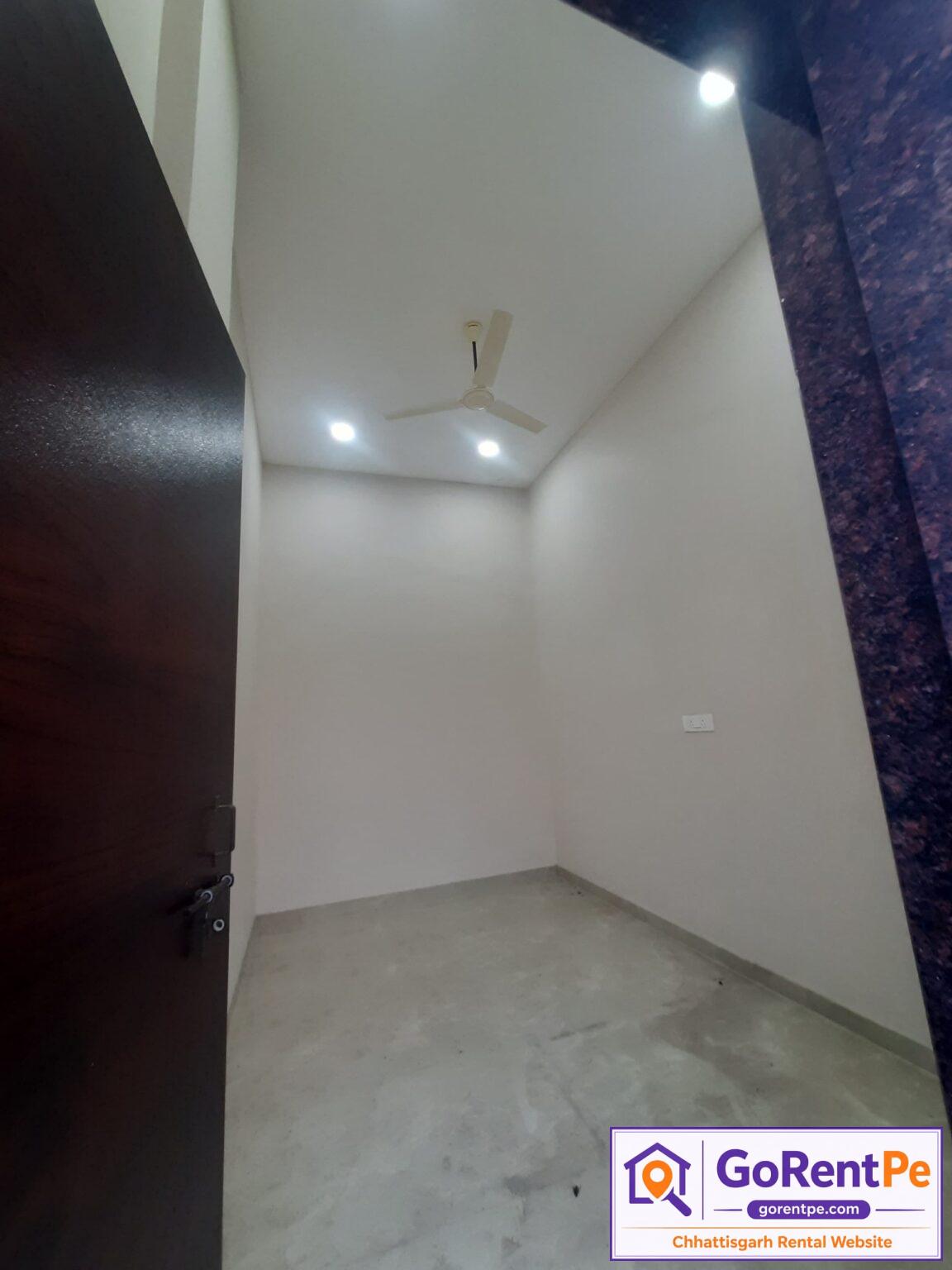 Fully furnished girls single room for rent in Vaishali Nagar Bilaspur near Rama Magneto Mall with lift, attached bathroom, parking, 24 hour water supply and sharing option